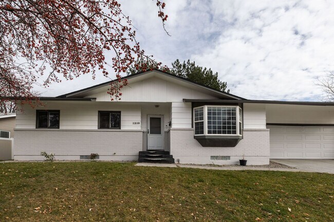 Primary Photo - 4 BED 2 BATH HOME WITH BONUS ROOM IN IDAHO...