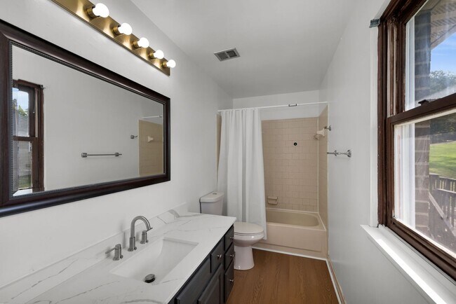 Building Photo - 2700 Queenswood Dr