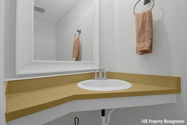 Building Photo - 911 Manor Ln