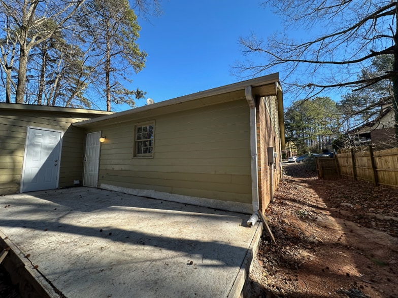 Building Photo - 5170-5172 Ridge Forest Dr