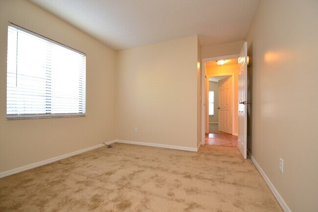 Building Photo - Gorgeous fully upgraded pool home in Ovied...