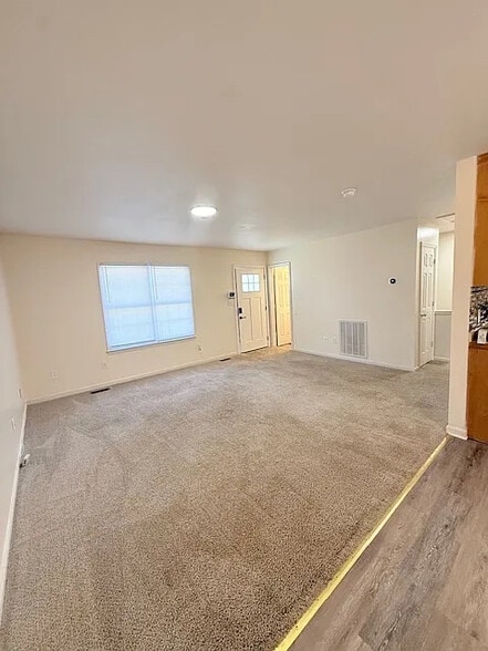 Building Photo - Room in Duplex on North St