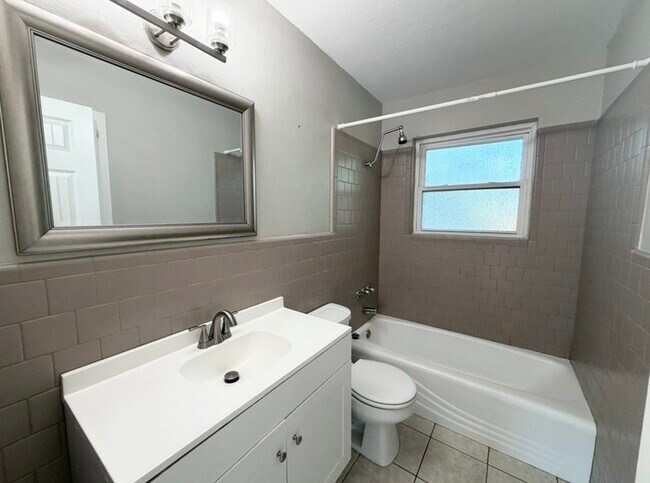 Building Photo - 1005 Idlewood Ave