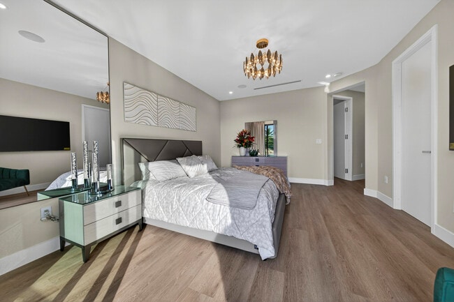 Building Photo - 1121 NE 17th Ave