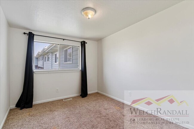 Building Photo - Beautifully Remodeled 3 Bed 2.5 Bath Townh...