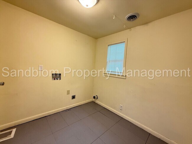 Building Photo - FOR LEASE | Tulsa | $1300 Rent | 3 Bed, 1 ...