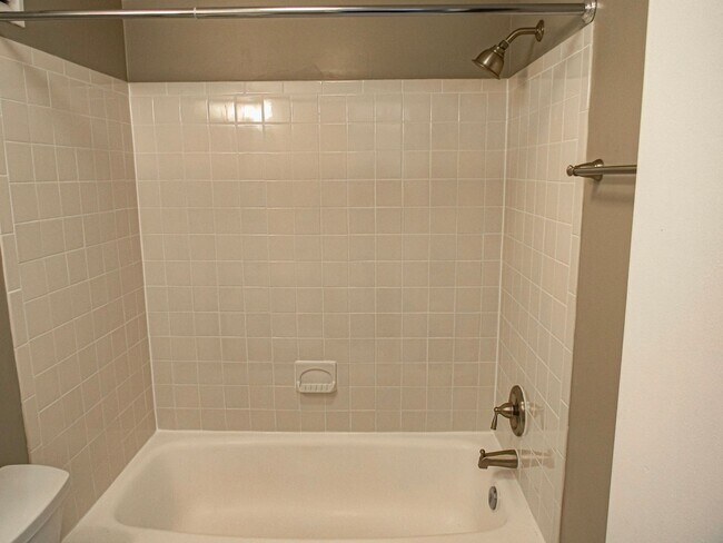 Building Photo - Bright and Modern 1 Bed 1 Bath Condo With ...