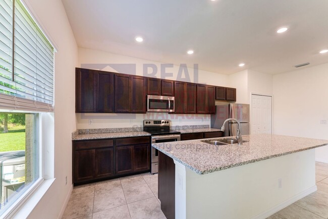 Building Photo - Amazing 3 bedroom 2 bath home in Rotonda W...