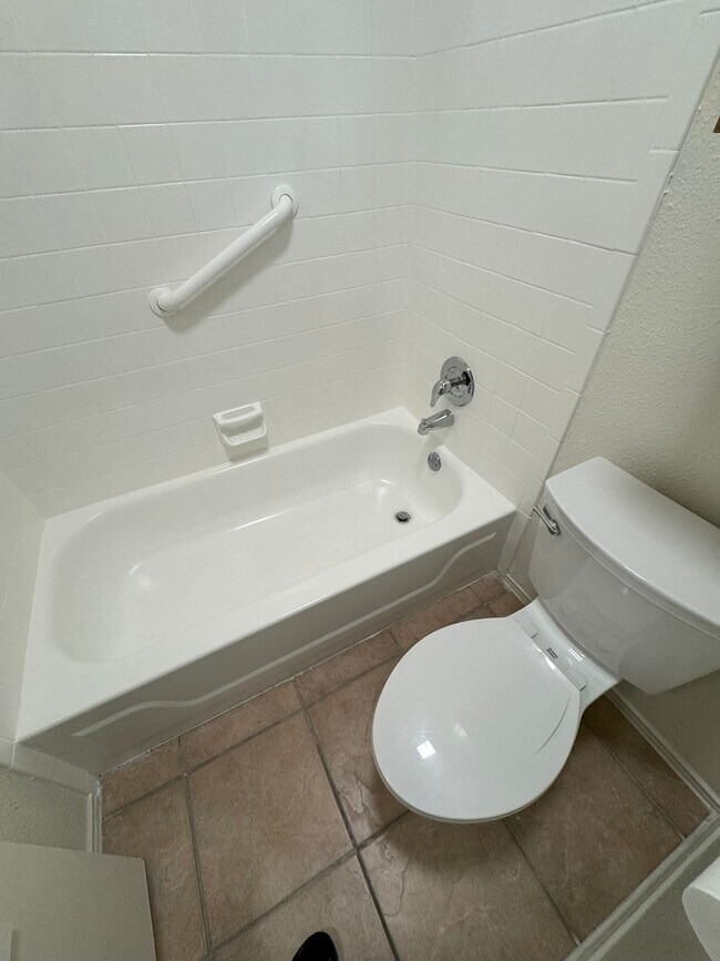 Building Photo - 9538 Cloverdale