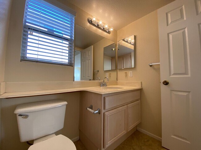 Building Photo - Beautiful Spacious 3BR/2.5BA Located in the Ivey Glenn Community!!