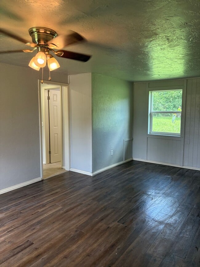 Building Photo - Nice size 2 bedroom for rent