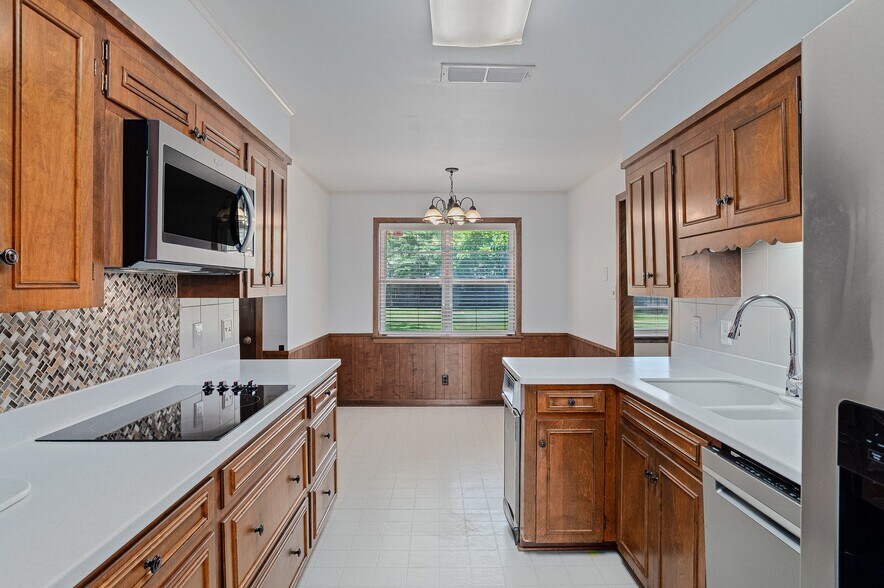 Building Photo - 1554 Westbury Dr