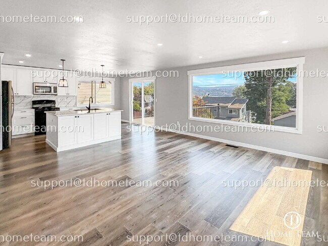 Building Photo - "Charming 4-Bedroom Home with Scenic Views & Finished Basement in Renton!"
