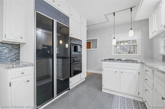 Building Photo - 6103 Park Lake Rd