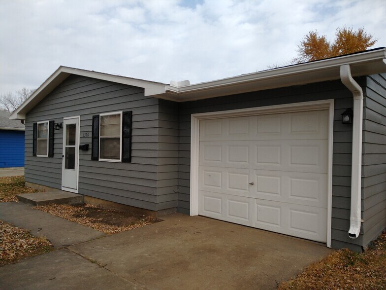 Front of House w/Attached Garage - 3326 SW Kiowa St