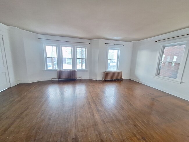 Building Photo - Large 3 Bedroom Open February!