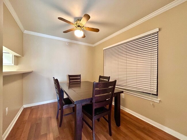 Building Photo - Light-Filled 2BR/2BA with Balcony in Austin