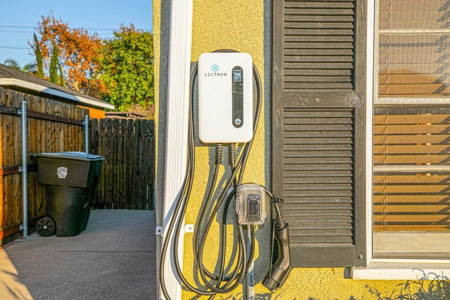 Building Photo - 2206 N Orchard Dr