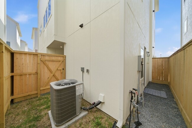 Building Photo - 3073 Hicks St