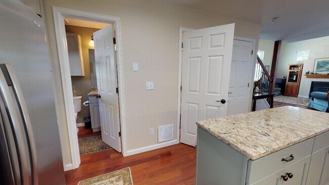 Building Photo - Beautiful sunny home