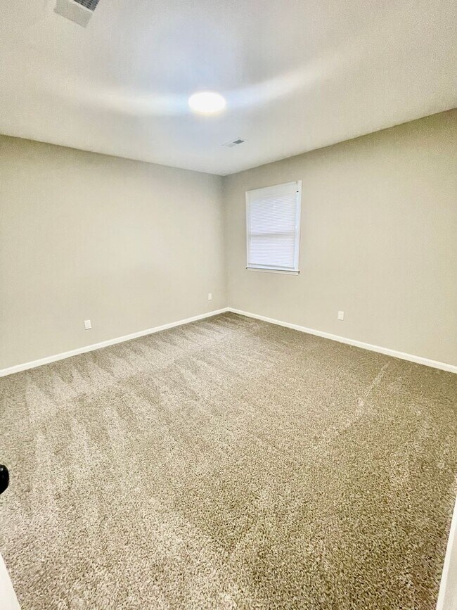 Building Photo - Discover this well-maintained 2-bedroom, 2-bath townhouse in Statesville, NC.
