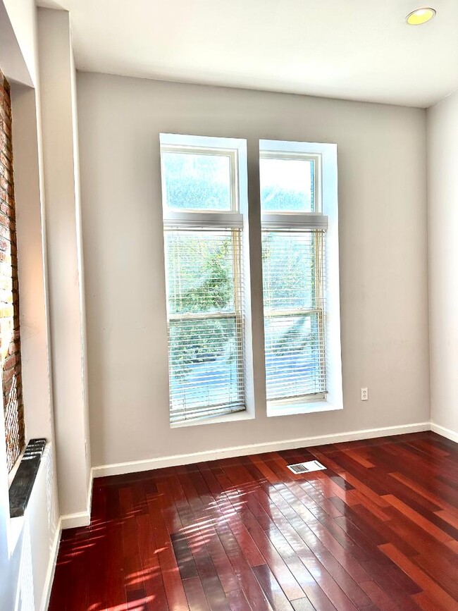 Building Photo - 2215 Eutaw Pl