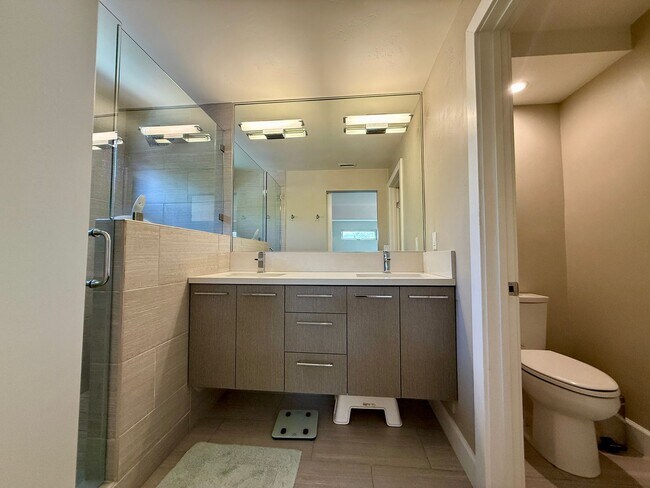 Building Photo - Luxury Furnished 4 Bedroom Home with Pool ...