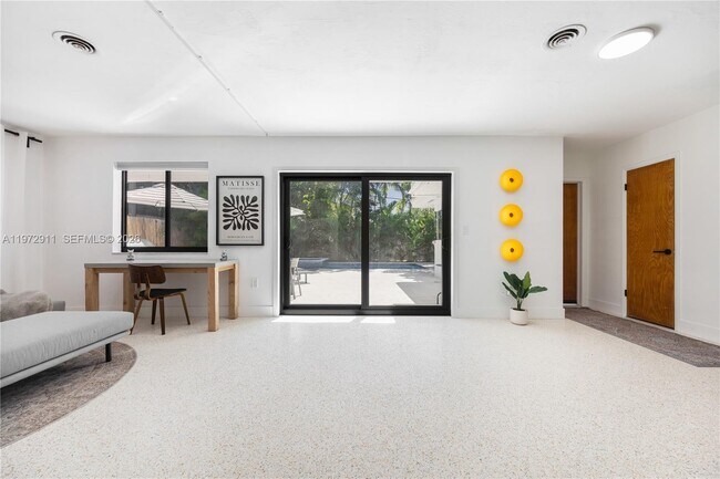 Building Photo - 1860 SW 13th St