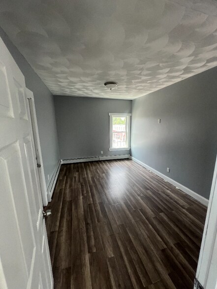 Building Photo - 8 Humes St