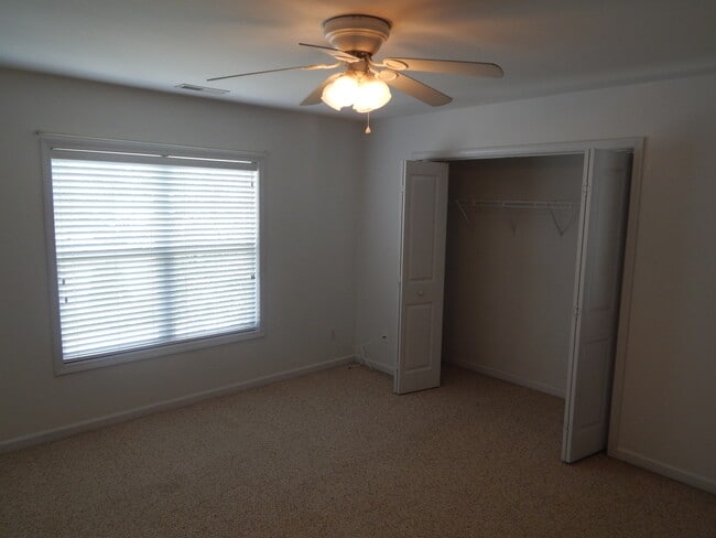 Building Photo - End Unit 3 Bedroom/3 Bath in Saylor's Watch. Trash included!