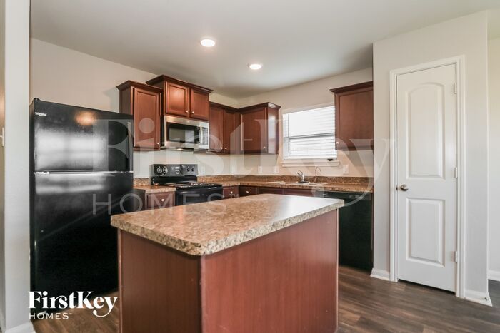 Building Photo - 3004 Oak Ln