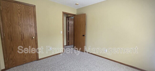 Building Photo - 4110 Three Oaks Dr