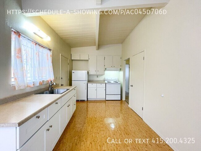 Building Photo - 1615 Flores St