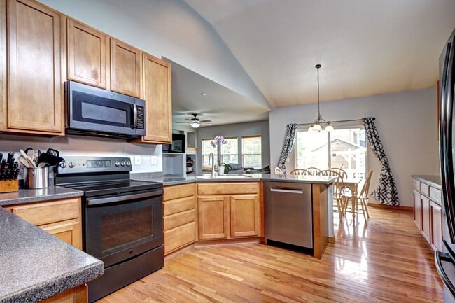 Building Photo - Canterberry Crossing Parker CO 4 bed 3 bat...