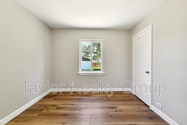 Building Photo - 1252 Xanthia St