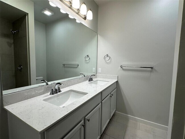 Building Photo - 17030 Oak Dr