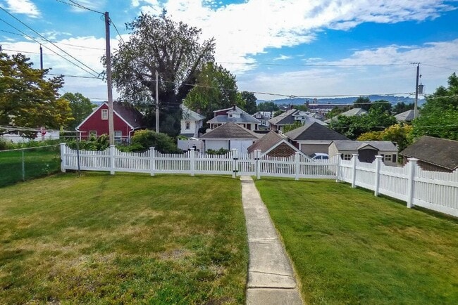 Building Photo - Coming Soon- Charming 3 Bedroom, 2.5 Bath ...