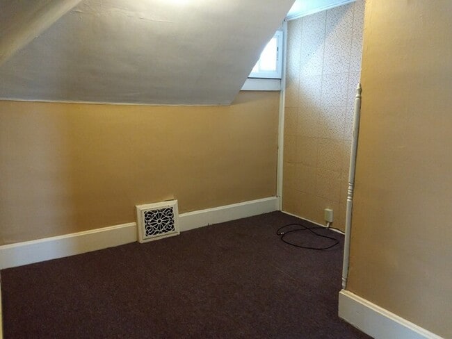 Building Photo - 3 Bedroom Duplex near Campus - Apply Today !!