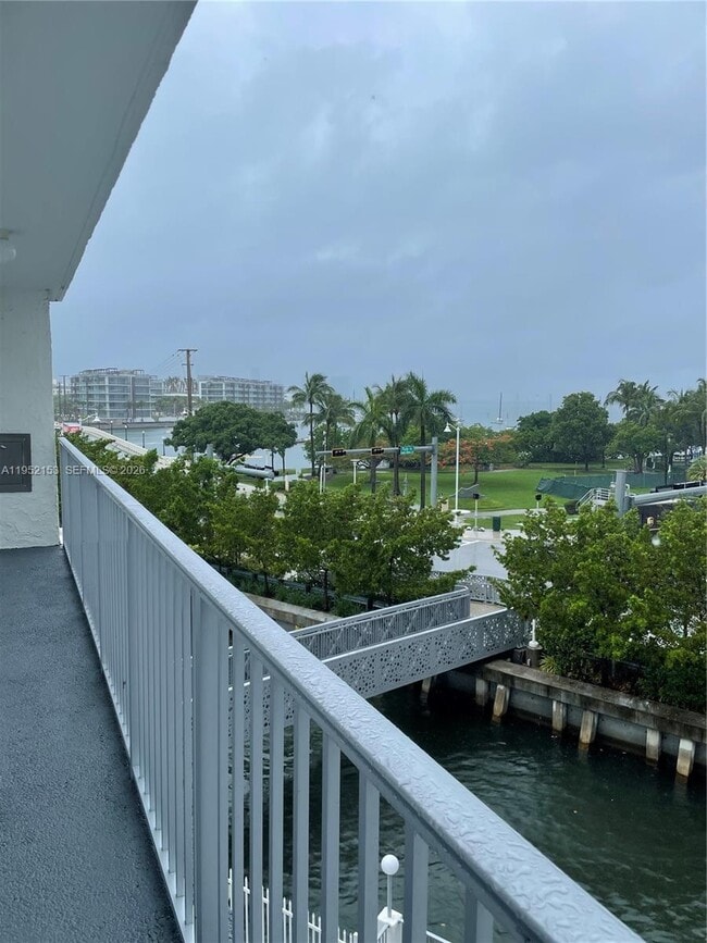 Building Photo - 1674 Bay Rd