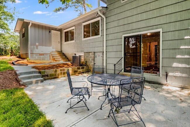Building Photo - 2563 Beverly Hills Dr