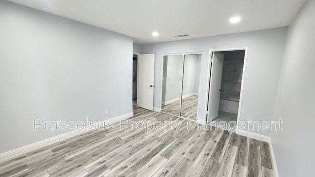 Building Photo - 2047 Lakeridge Cir