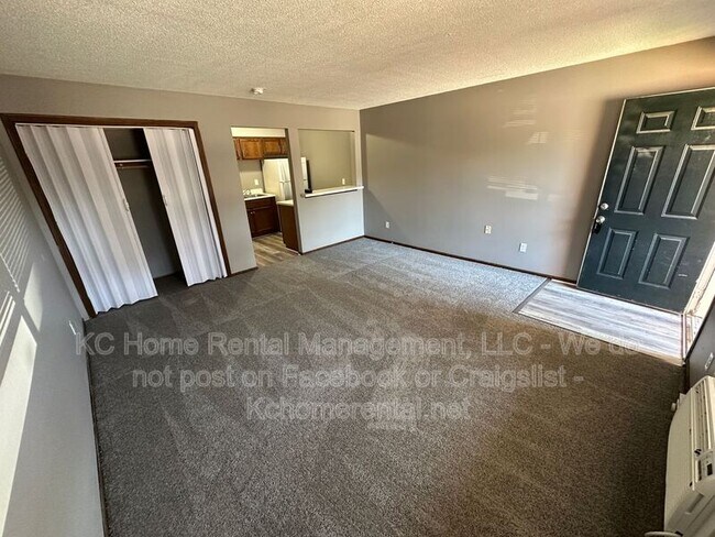 Building Photo - 561 N Somerset Terrace