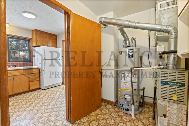 Building Photo - 860 Fabrique St
