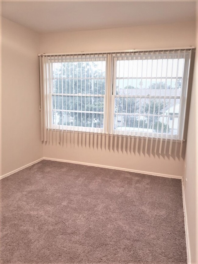 Building Photo - SUNNY TWO BEDROOM ONE BATH Apartment ***