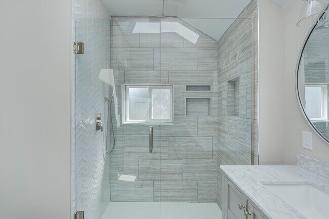 Building Photo - 701 Lincoln St