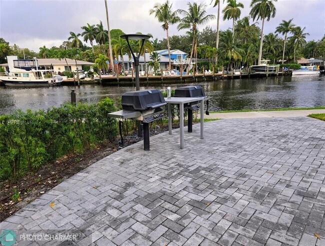 Building Photo - 1350 River Reach Dr