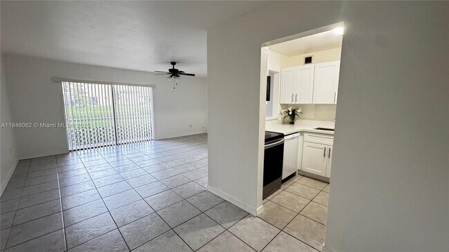 Building Photo - 10389 N Kendall Dr