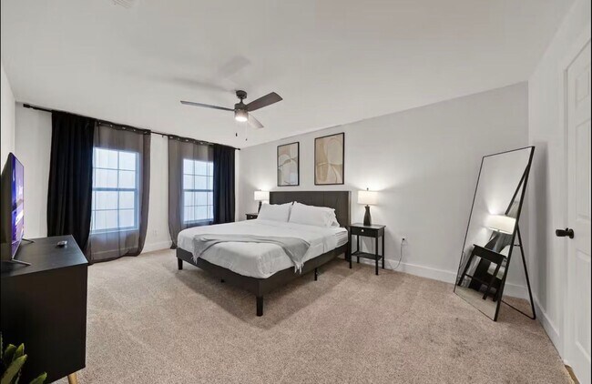 Building Photo - Stunning Home with Spacious Layout & Modern Upgrades