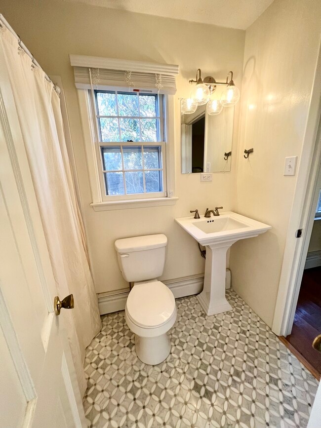 Building Photo - 250 Edgewood Dr