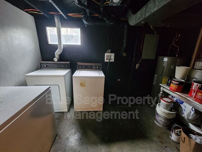 Building Photo - 812 W 13th St